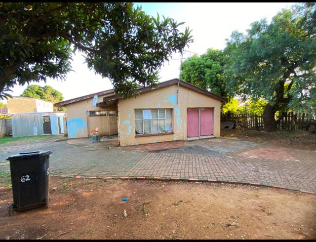 8 BEDROOM HOUSE FOR SALE IN KEMPTON PARK WEST